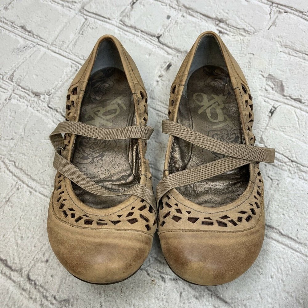 OTBT Marion Tan Taupe Leather Laser Cut Mary Jane Comfort Flats Shoes 6.5 B
